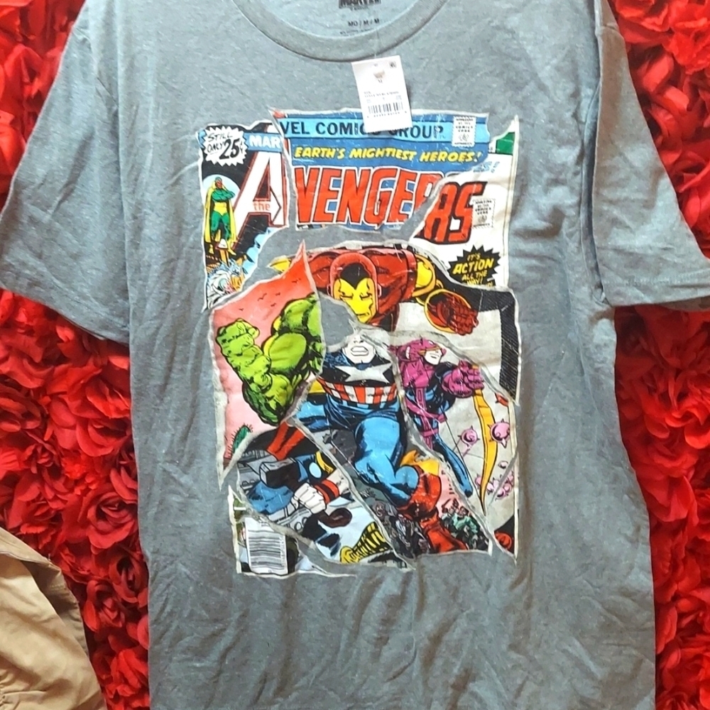 Marvel NWT 🦹‍♂️ Medium Unisex Gray T-Shirt with Avengers Decal